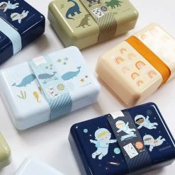 A Little Lovely Company Brotdose Dinos, Inkl. Halteband & Stickern 12 A Little Lovely Company Brotdose Dinos, Inkl. Halteband & Stickern -Yeaz Geschäft a little lovely company brotdose dinos inkl halteband and stickern 5