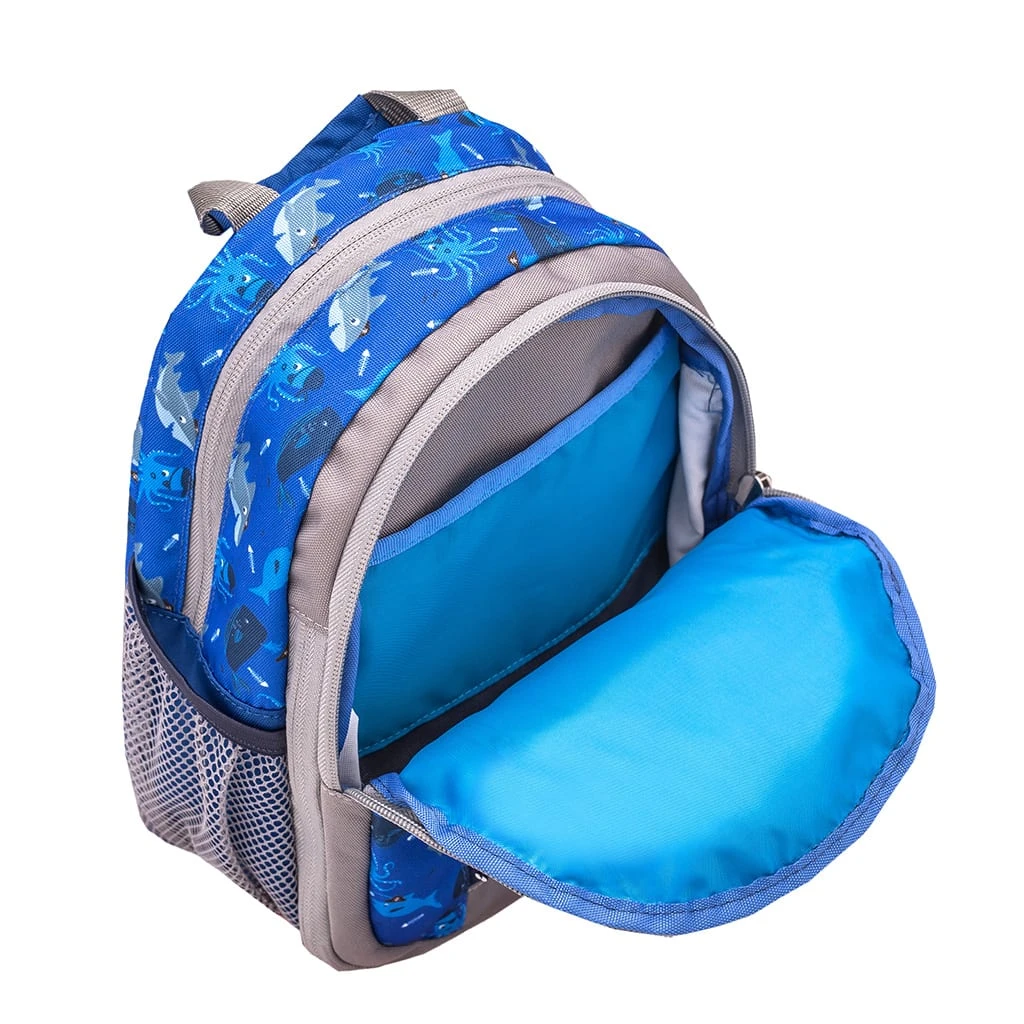 BELMIL Kindergartenrucksack "Mini Kiddy Little Stegosaurus" In Blau, Brustgurt, Namensschild, H 23 Cm L 20 Cm T 9 + 6 Cm 8 BELMIL Kindergartenrucksack "Mini Kiddy Little Stegosaurus" In Blau, Brustgurt, Namensschild, H 23 Cm L 20 Cm T 9 + 6 Cm – Bild 8