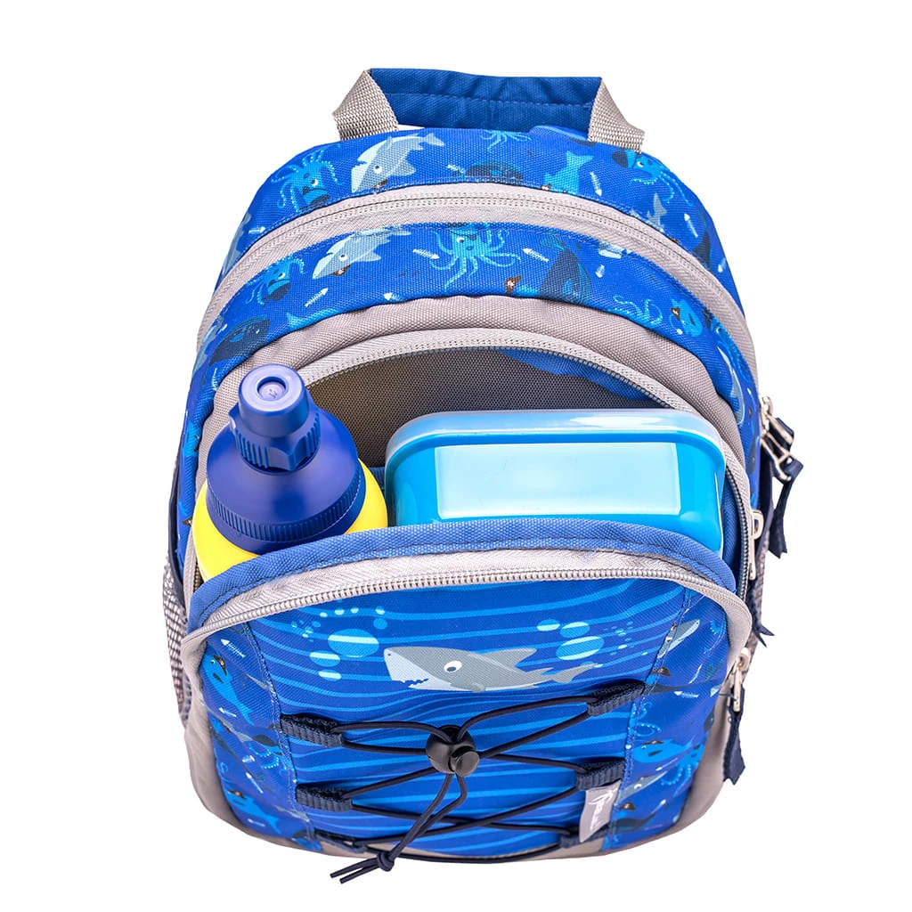 BELMIL Kindergartenrucksack "Mini Kiddy Little Stegosaurus" In Blau, Brustgurt, Namensschild, H 23 Cm L 20 Cm T 9 + 6 Cm 10 BELMIL Kindergartenrucksack "Mini Kiddy Little Stegosaurus" In Blau, Brustgurt, Namensschild, H 23 Cm L 20 Cm T 9 + 6 Cm – Bild 10