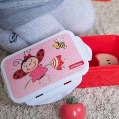 Geda Labels Brotdose Steinbeck Mariechen In Rot - 16 Cm -Yeaz Geschäft geda labels brotdose steinbeck mariechen in rot 16 cm 2