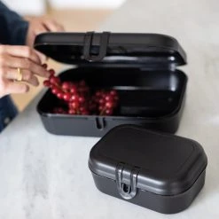 Koziol PASCAL L * - Lunchbox Mit Trennsteg In Cosmos Black-cotton White -Yeaz Geschäft koziol pascal l lunchbox mit trennsteg in cosmos black cotton white 5 scaled